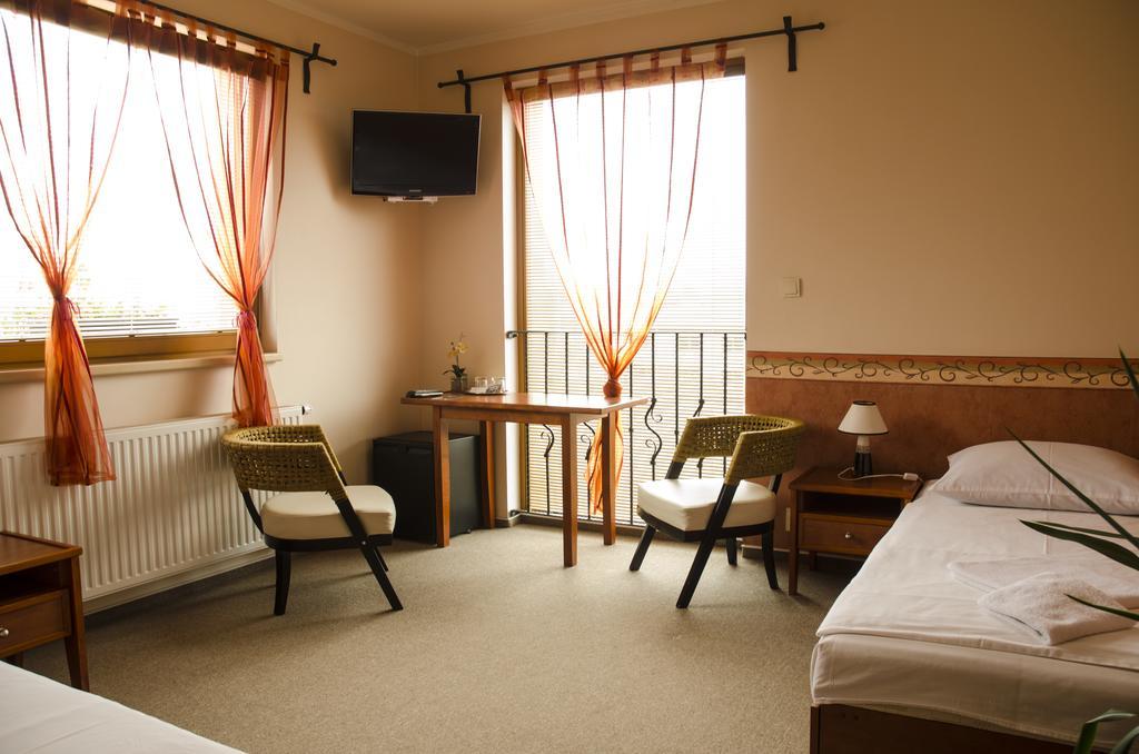 Hotel & Restaurant Signal Pardubice Bagian luar foto